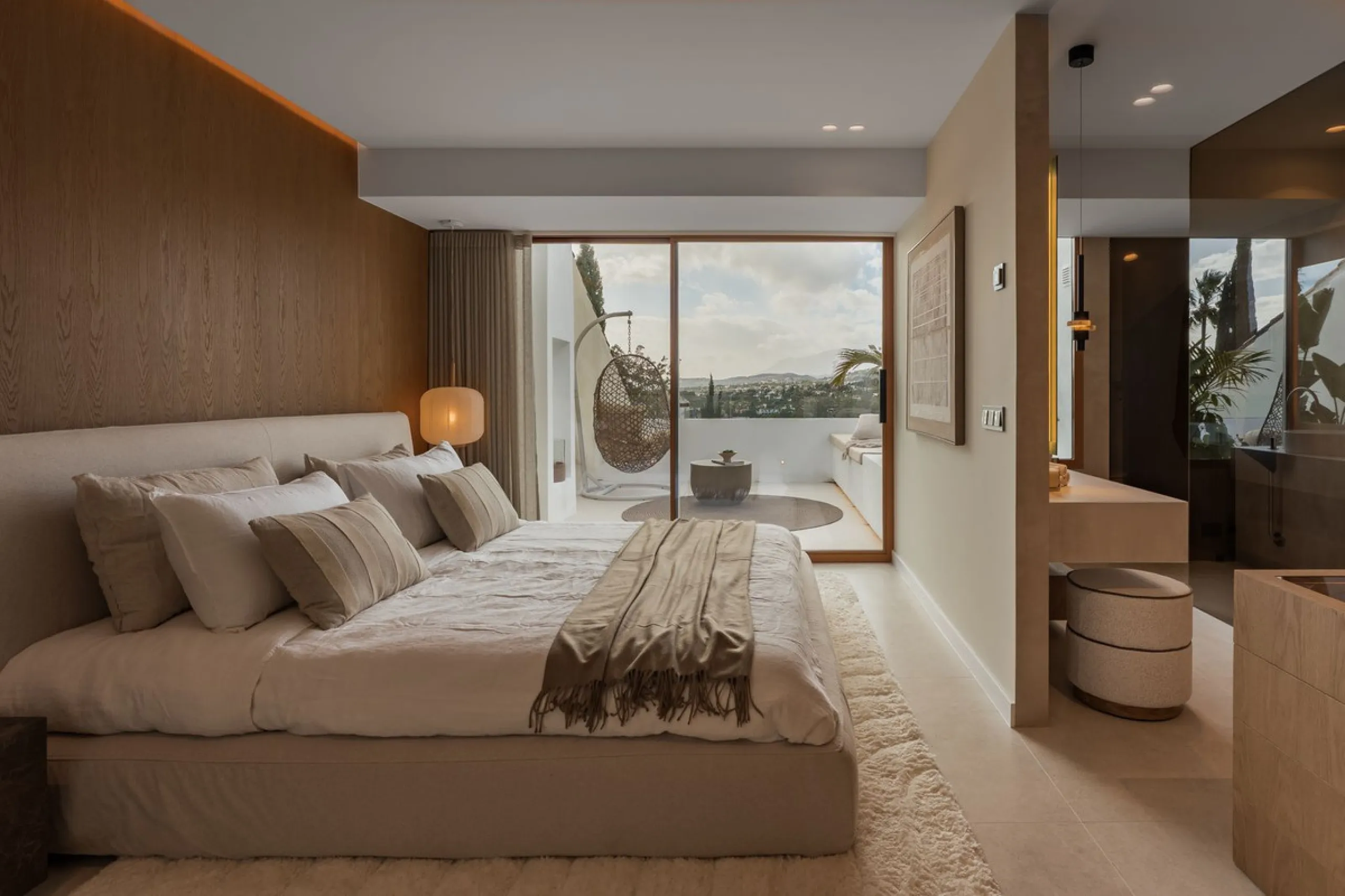 Discover this West facing 4-bedroom, 3-bathroom townhouse, ideally situated in a peaceful and green urbanisation in the heart of Aloha.
