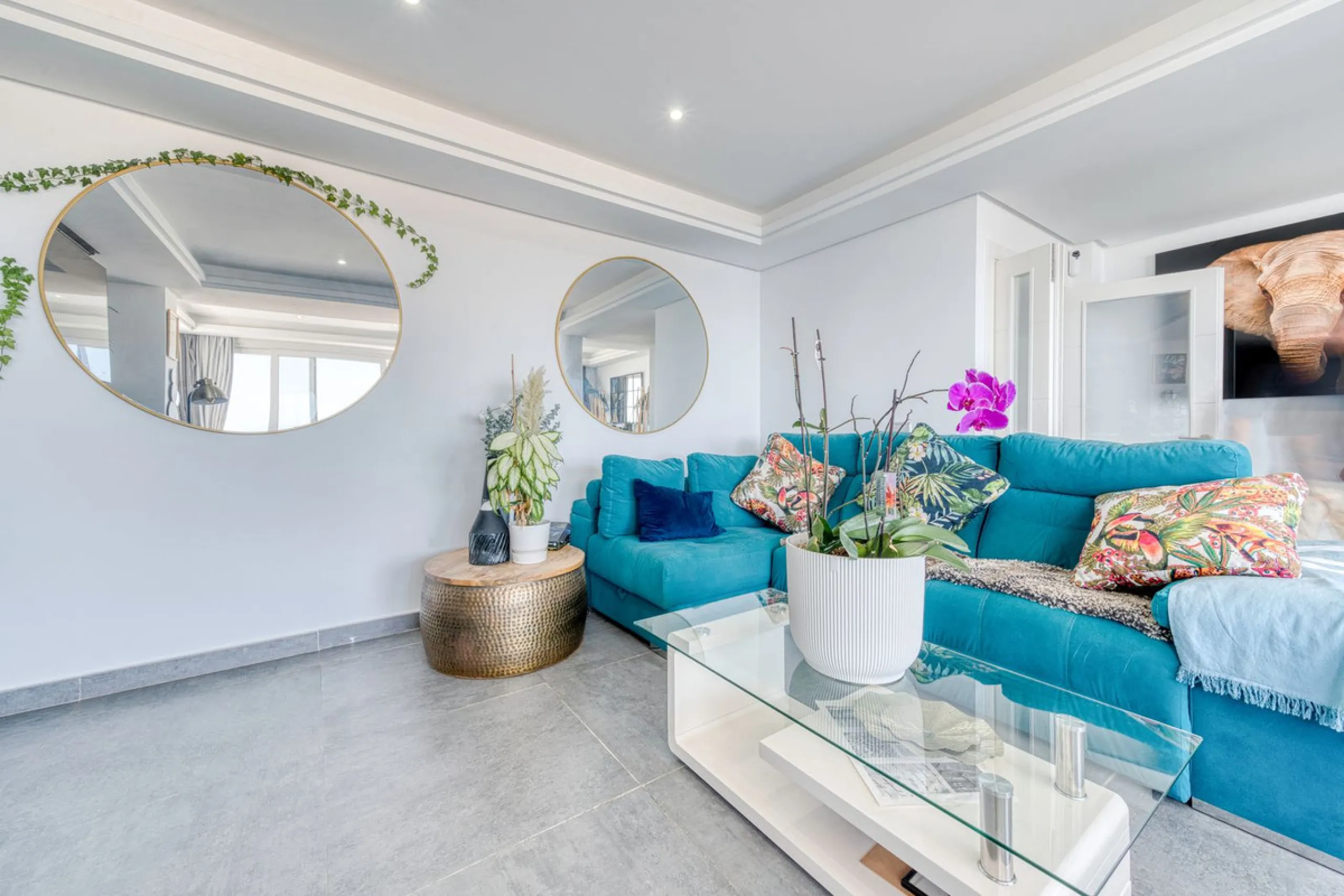 This exceptional detached villa presents a unique renovation opportunity to create a bespoke luxury residence in the beautiful area of Buenas Noches. Set just west of Estepona town and a short walk from the beach, the property combines lifestyle and inves