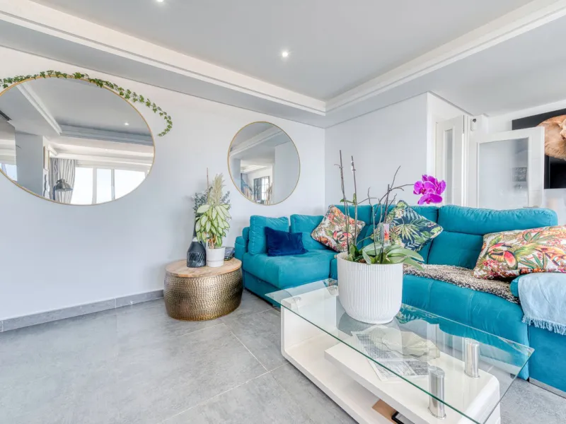 This exceptional detached villa presents a unique renovation opportunity to create a bespoke luxury residence in the beautiful area of Buenas Noches. Set just west of Estepona town and a short walk from the beach, the property combines lifestyle and inves