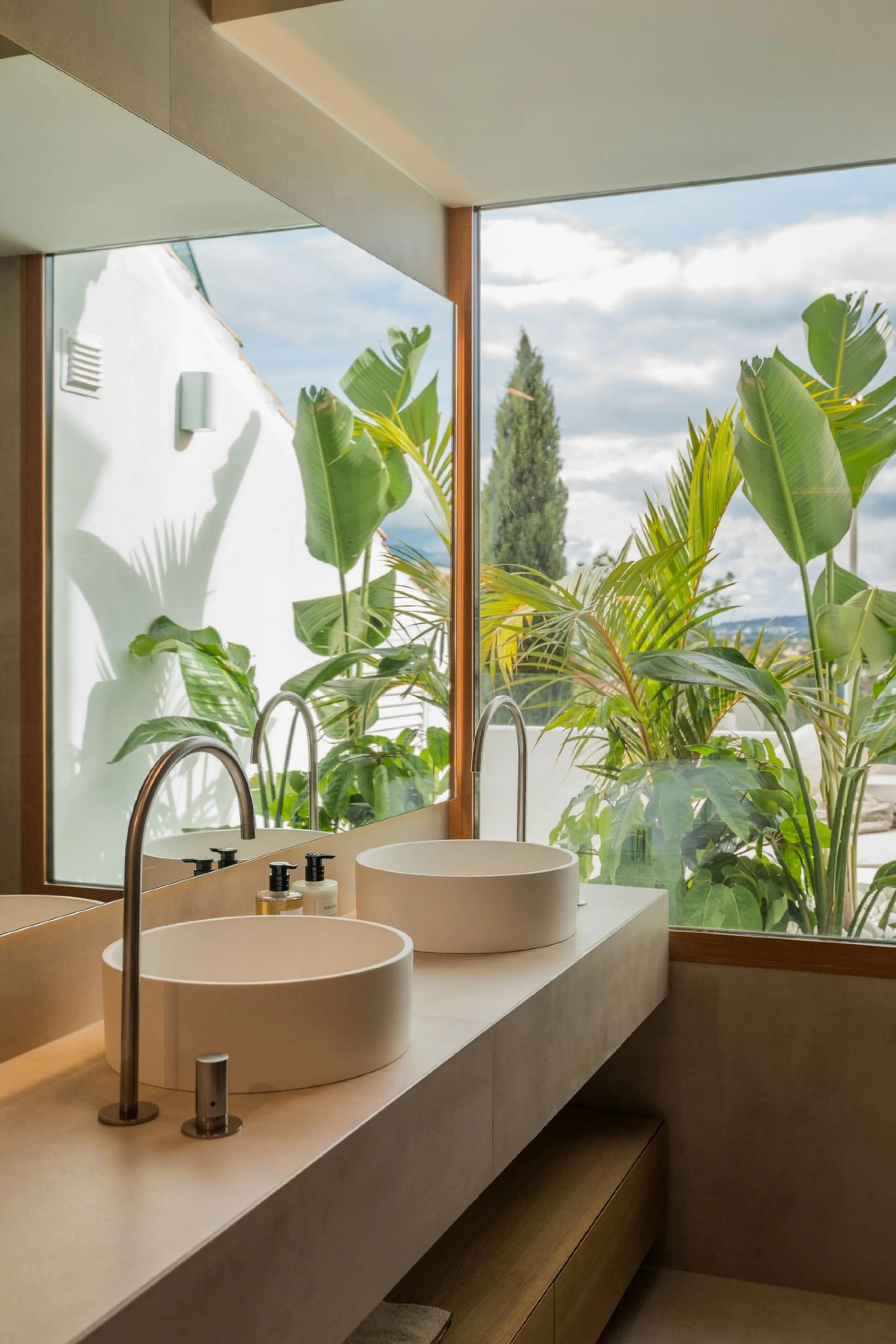 Discover this West facing 4-bedroom, 3-bathroom townhouse, ideally situated in a peaceful and green urbanisation in the heart of Aloha.