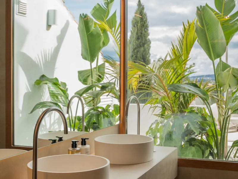 Discover this West facing 4-bedroom, 3-bathroom townhouse, ideally situated in a peaceful and green urbanisation in the heart of Aloha.