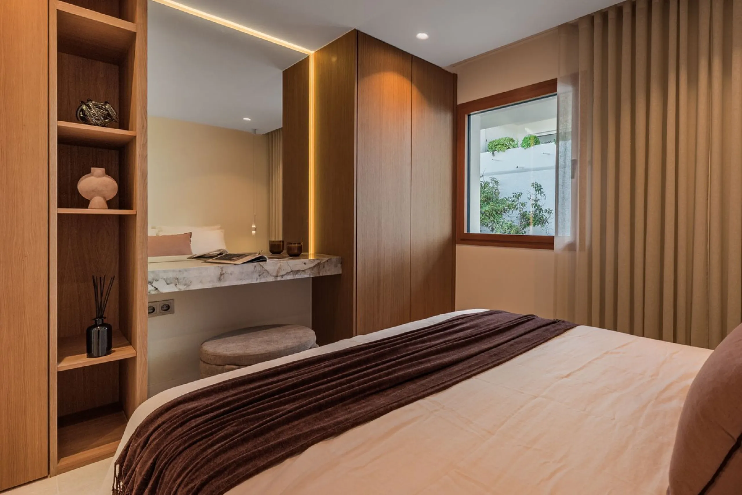 Discover this West facing 4-bedroom, 3-bathroom townhouse, ideally situated in a peaceful and green urbanisation in the heart of Aloha.