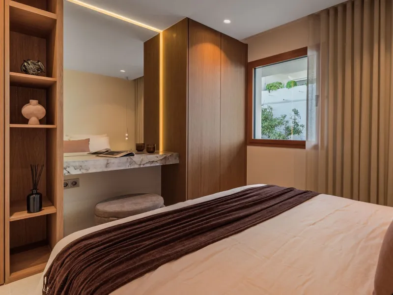 Discover this West facing 4-bedroom, 3-bathroom townhouse, ideally situated in a peaceful and green urbanisation in the heart of Aloha.