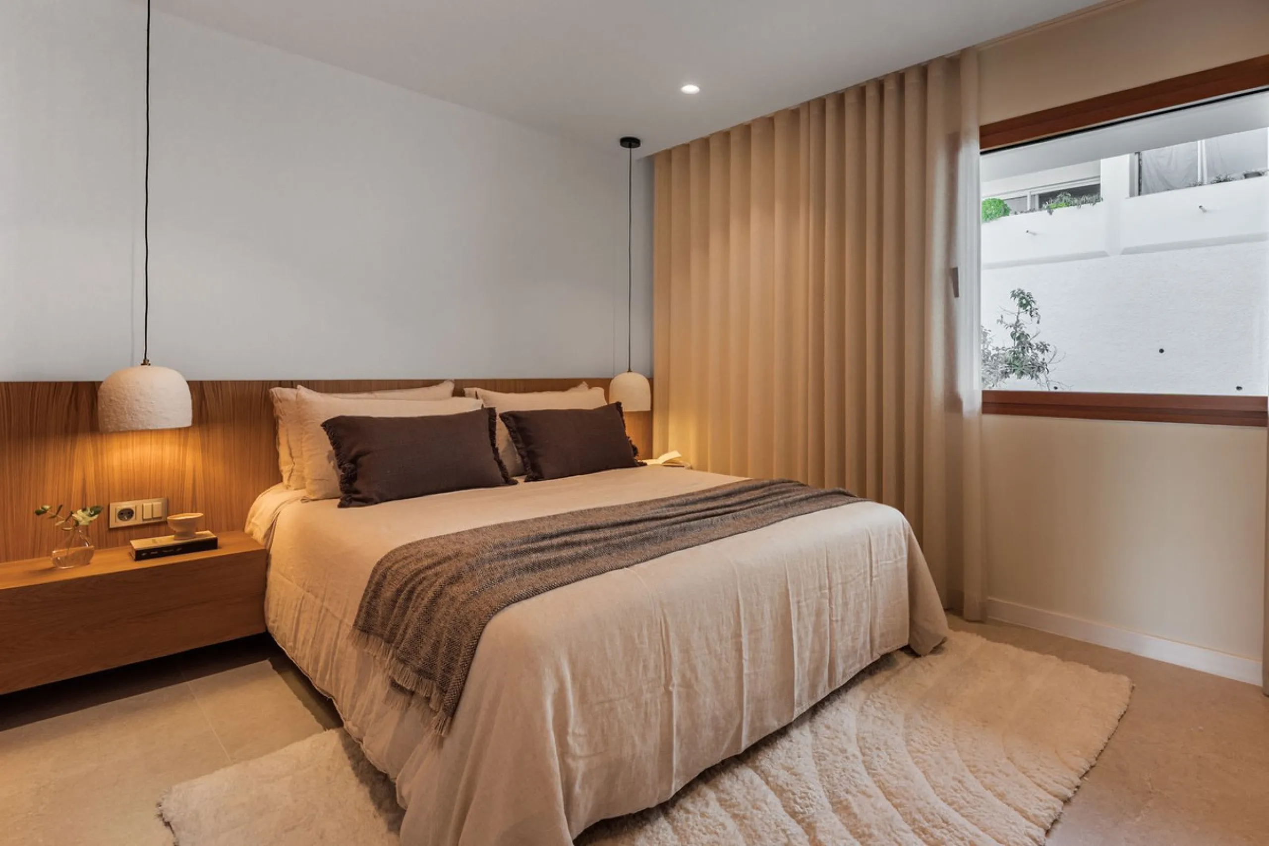 Discover this West facing 4-bedroom, 3-bathroom townhouse, ideally situated in a peaceful and green urbanisation in the heart of Aloha.