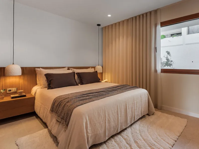 Discover this West facing 4-bedroom, 3-bathroom townhouse, ideally situated in a peaceful and green urbanisation in the heart of Aloha.