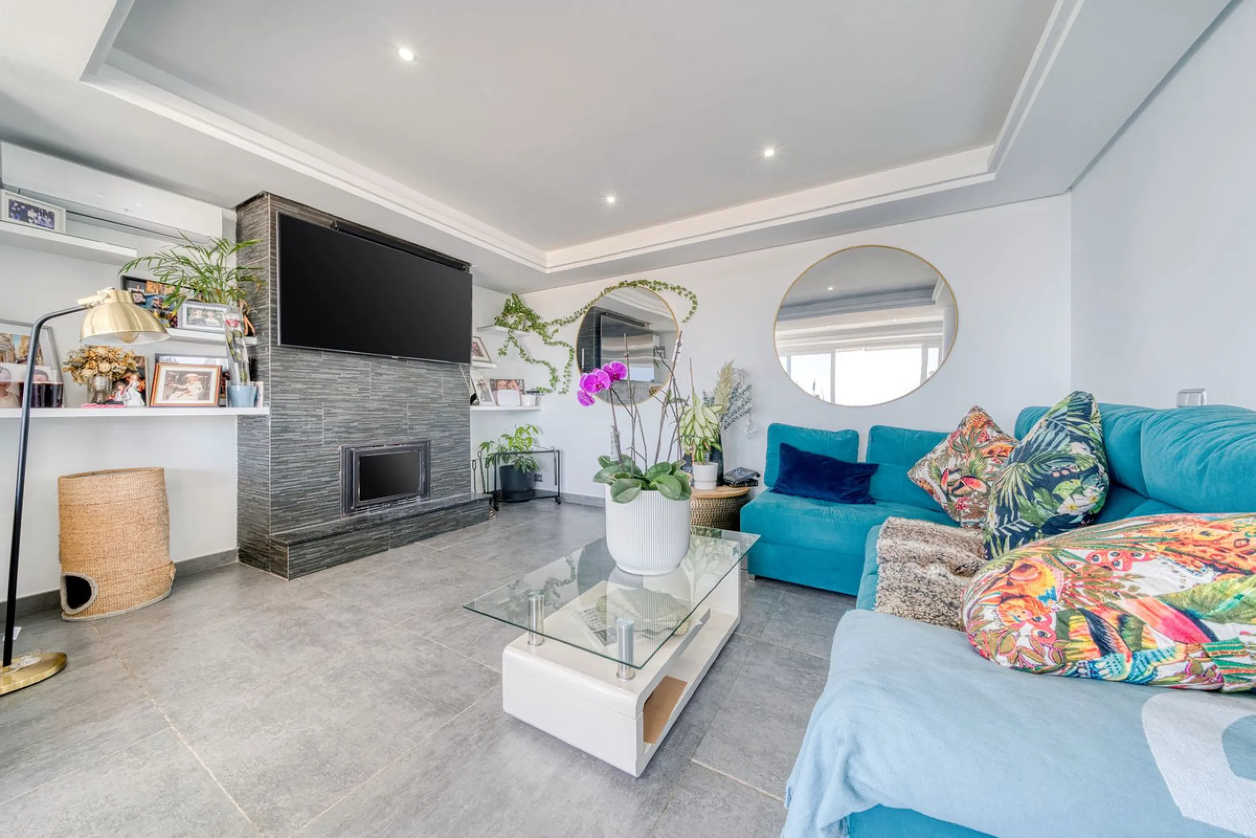 This exceptional detached villa presents a unique renovation opportunity to create a bespoke luxury residence in the beautiful area of Buenas Noches. Set just west of Estepona town and a short walk from the beach, the property combines lifestyle and inves