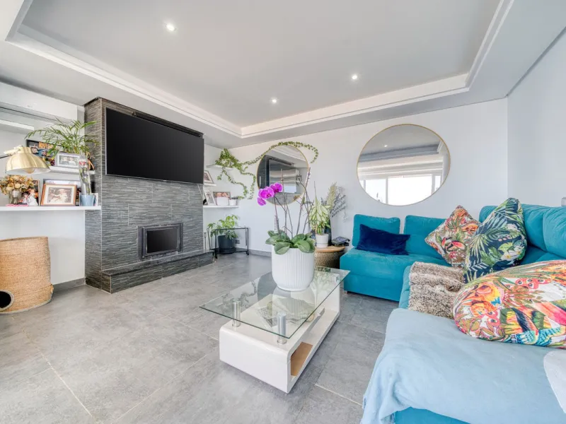 This exceptional detached villa presents a unique renovation opportunity to create a bespoke luxury residence in the beautiful area of Buenas Noches. Set just west of Estepona town and a short walk from the beach, the property combines lifestyle and inves