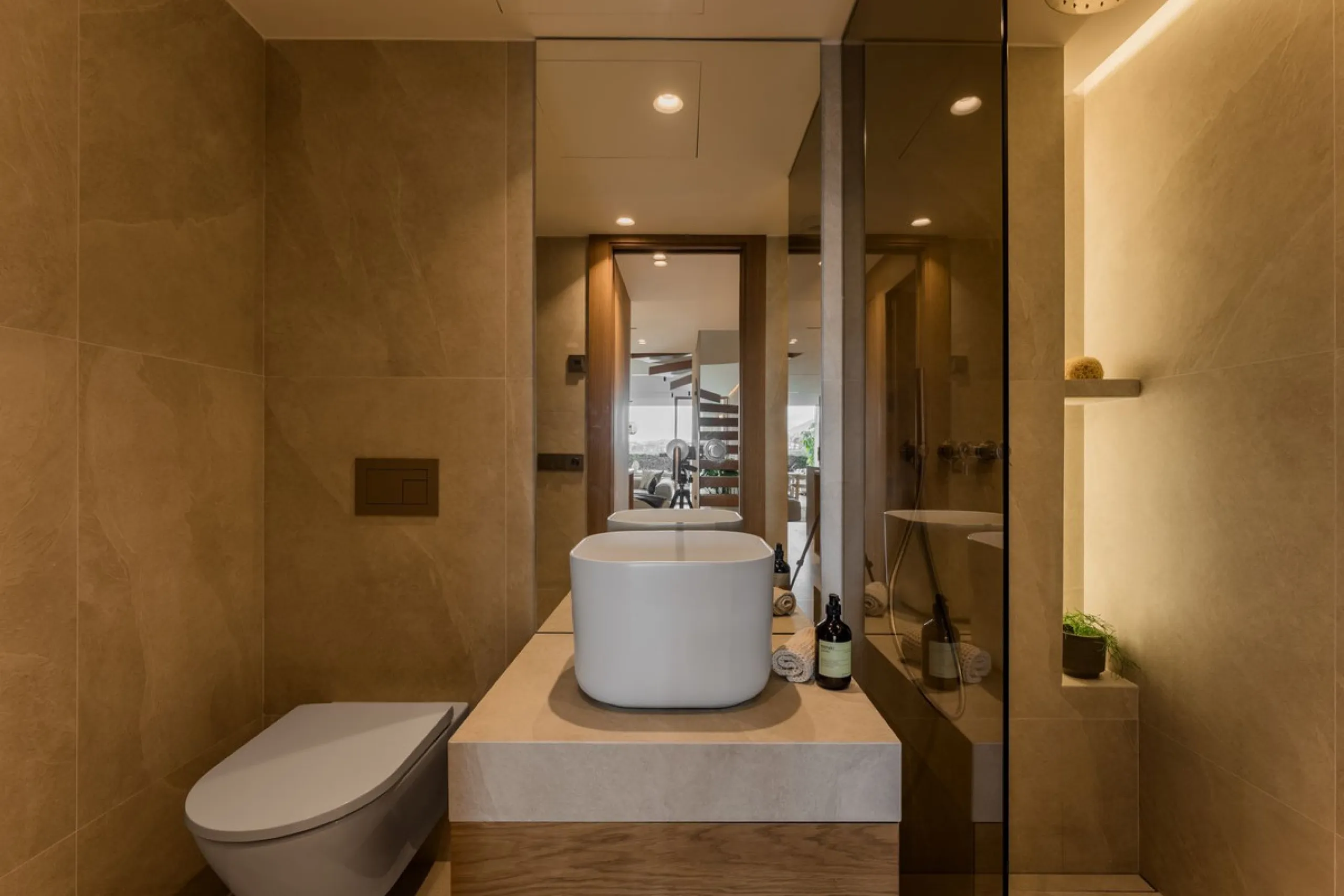 Discover this West facing 4-bedroom, 3-bathroom townhouse, ideally situated in a peaceful and green urbanisation in the heart of Aloha.