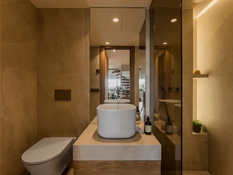 Discover this West facing 4-bedroom, 3-bathroom townhouse, ideally situated in a peaceful and green urbanisation in the heart of Aloha.