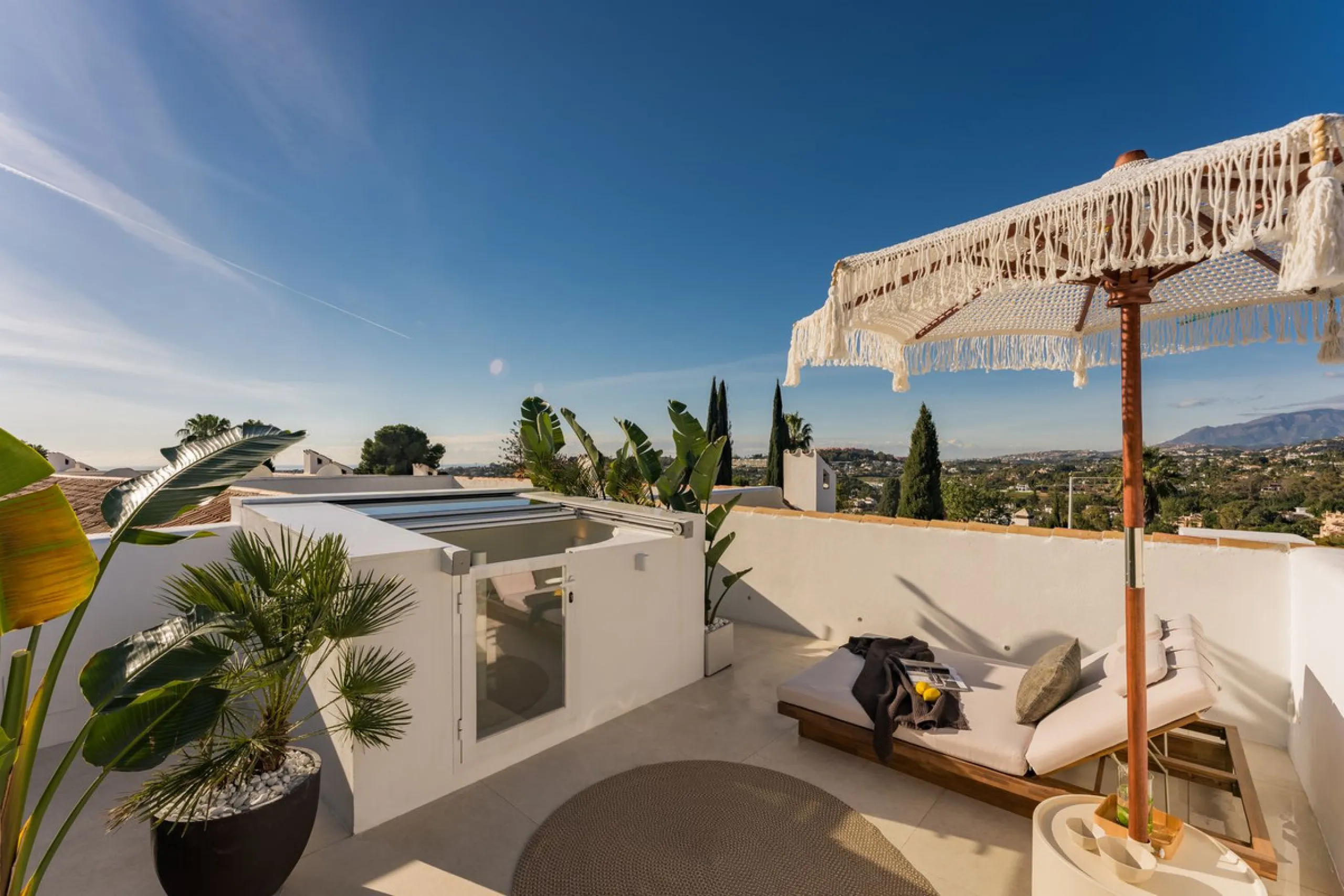 Discover this West facing 4-bedroom, 3-bathroom townhouse, ideally situated in a peaceful and green urbanisation in the heart of Aloha.