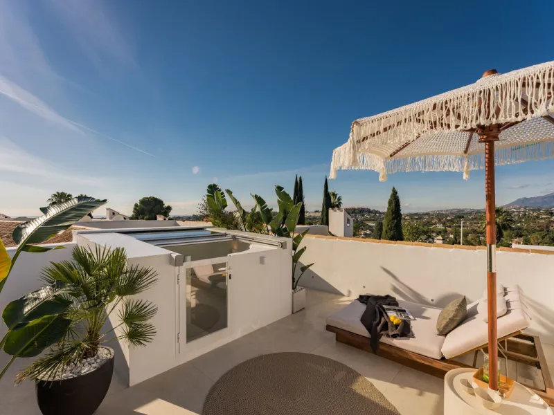 Discover this West facing 4-bedroom, 3-bathroom townhouse, ideally situated in a peaceful and green urbanisation in the heart of Aloha.