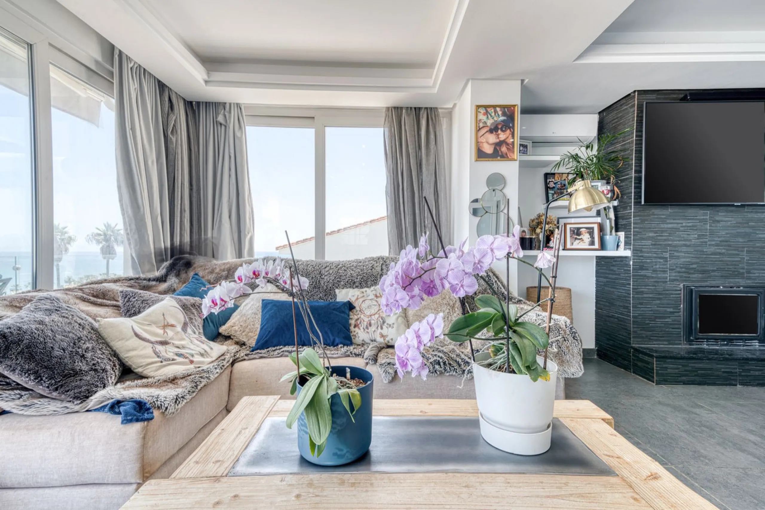 This exceptional detached villa presents a unique renovation opportunity to create a bespoke luxury residence in the beautiful area of Buenas Noches. Set just west of Estepona town and a short walk from the beach, the property combines lifestyle and inves