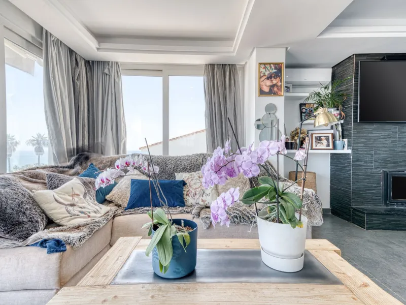 This exceptional detached villa presents a unique renovation opportunity to create a bespoke luxury residence in the beautiful area of Buenas Noches. Set just west of Estepona town and a short walk from the beach, the property combines lifestyle and inves