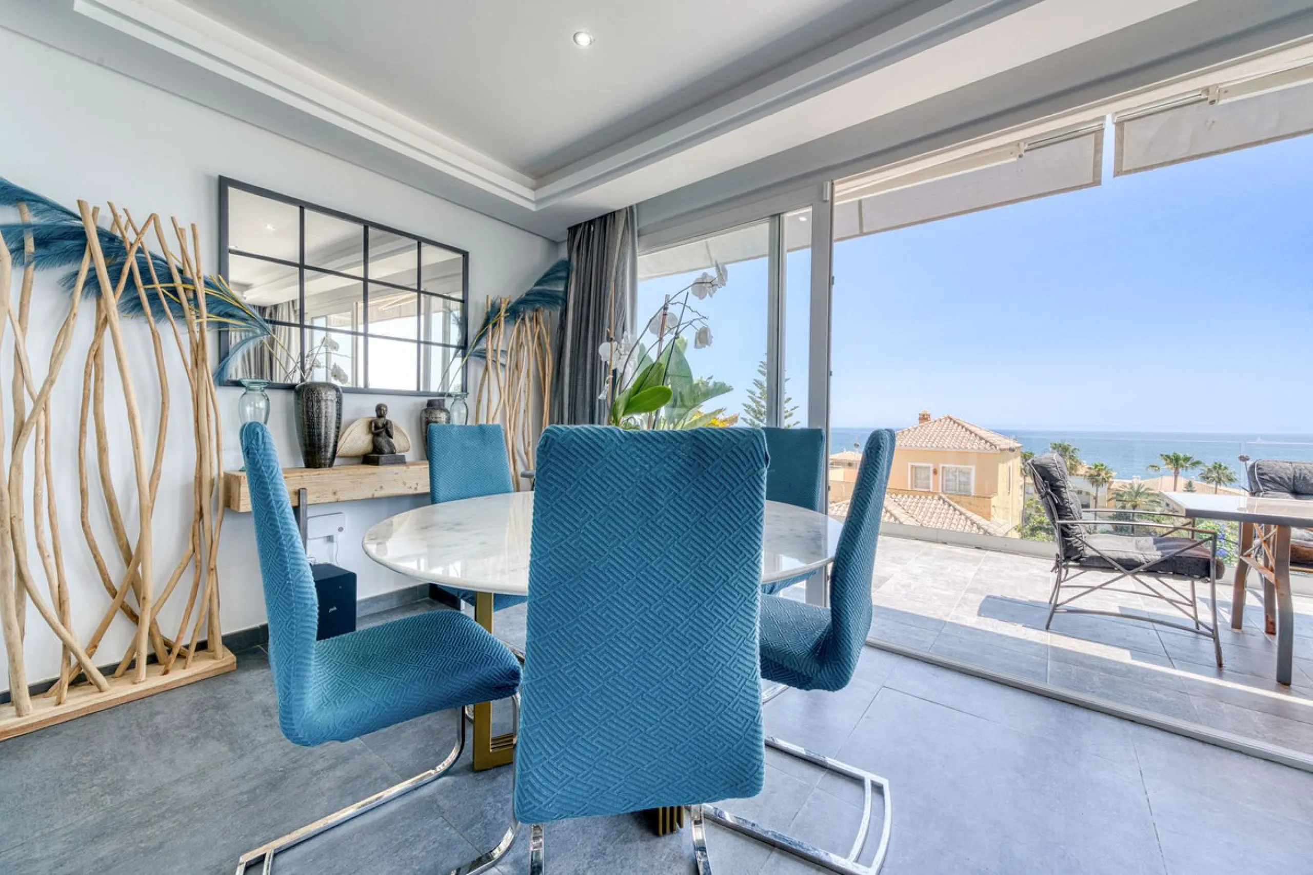 This exceptional detached villa presents a unique renovation opportunity to create a bespoke luxury residence in the beautiful area of Buenas Noches. Set just west of Estepona town and a short walk from the beach, the property combines lifestyle and inves