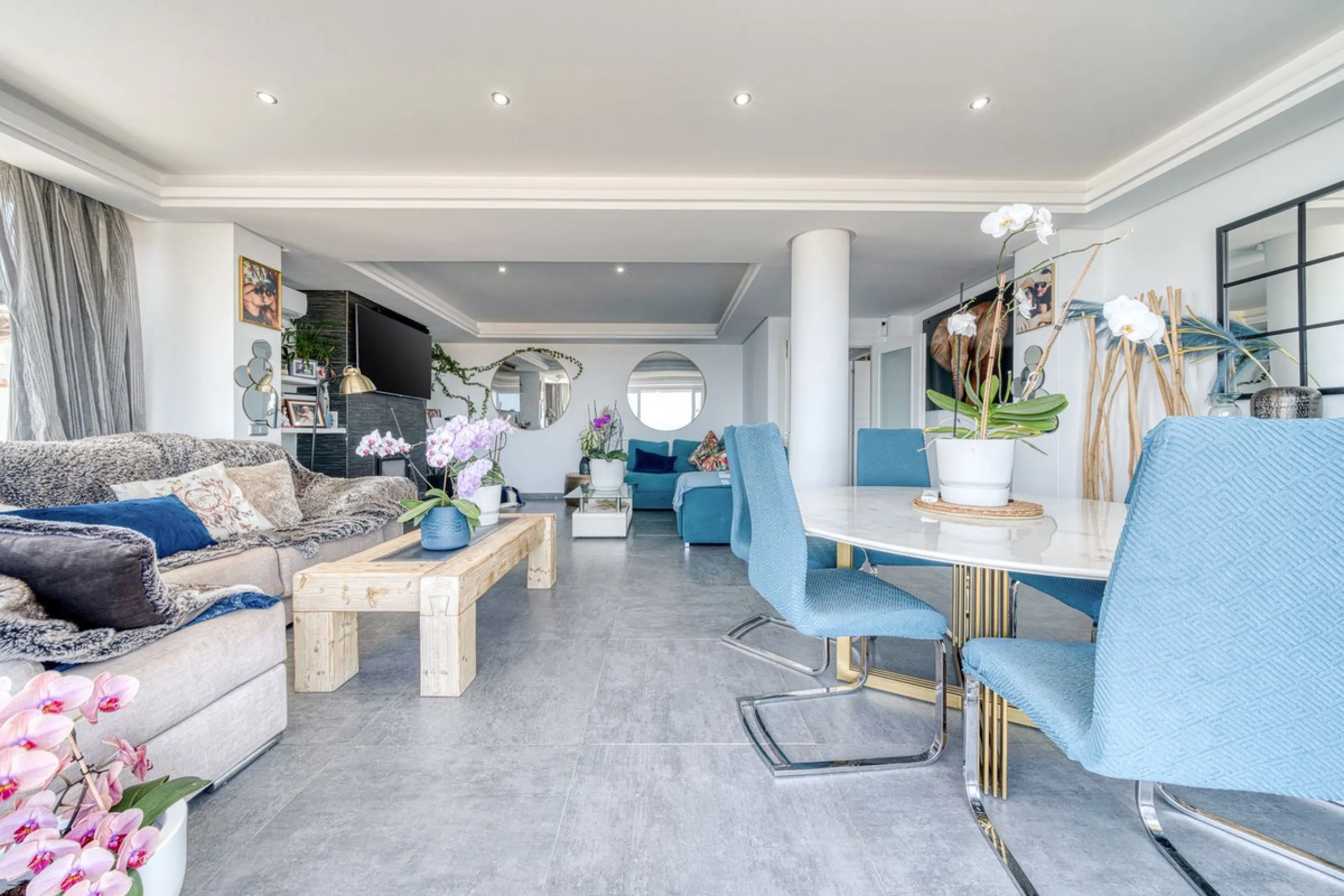 This exceptional detached villa presents a unique renovation opportunity to create a bespoke luxury residence in the beautiful area of Buenas Noches. Set just west of Estepona town and a short walk from the beach, the property combines lifestyle and inves