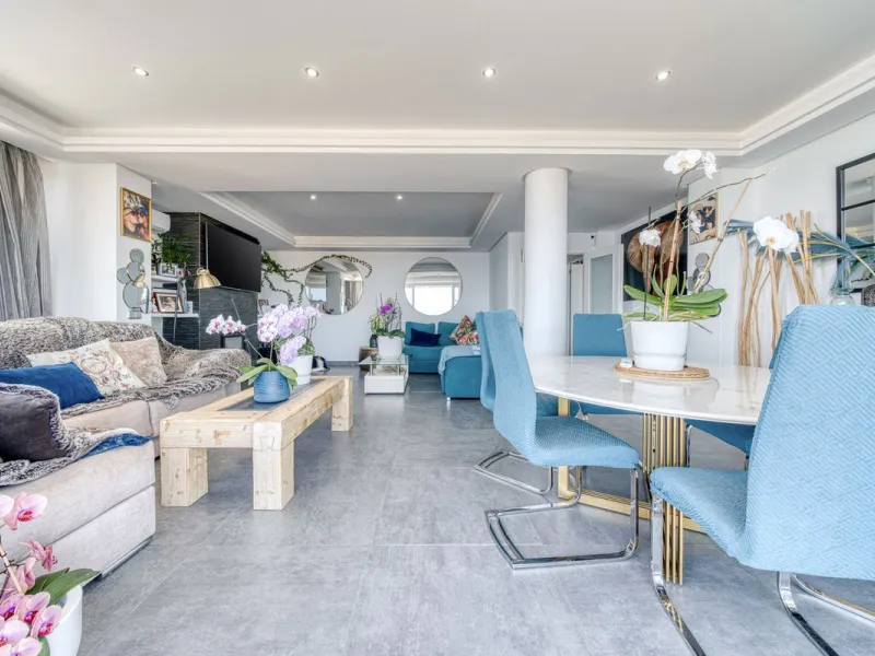 This exceptional detached villa presents a unique renovation opportunity to create a bespoke luxury residence in the beautiful area of Buenas Noches. Set just west of Estepona town and a short walk from the beach, the property combines lifestyle and inves