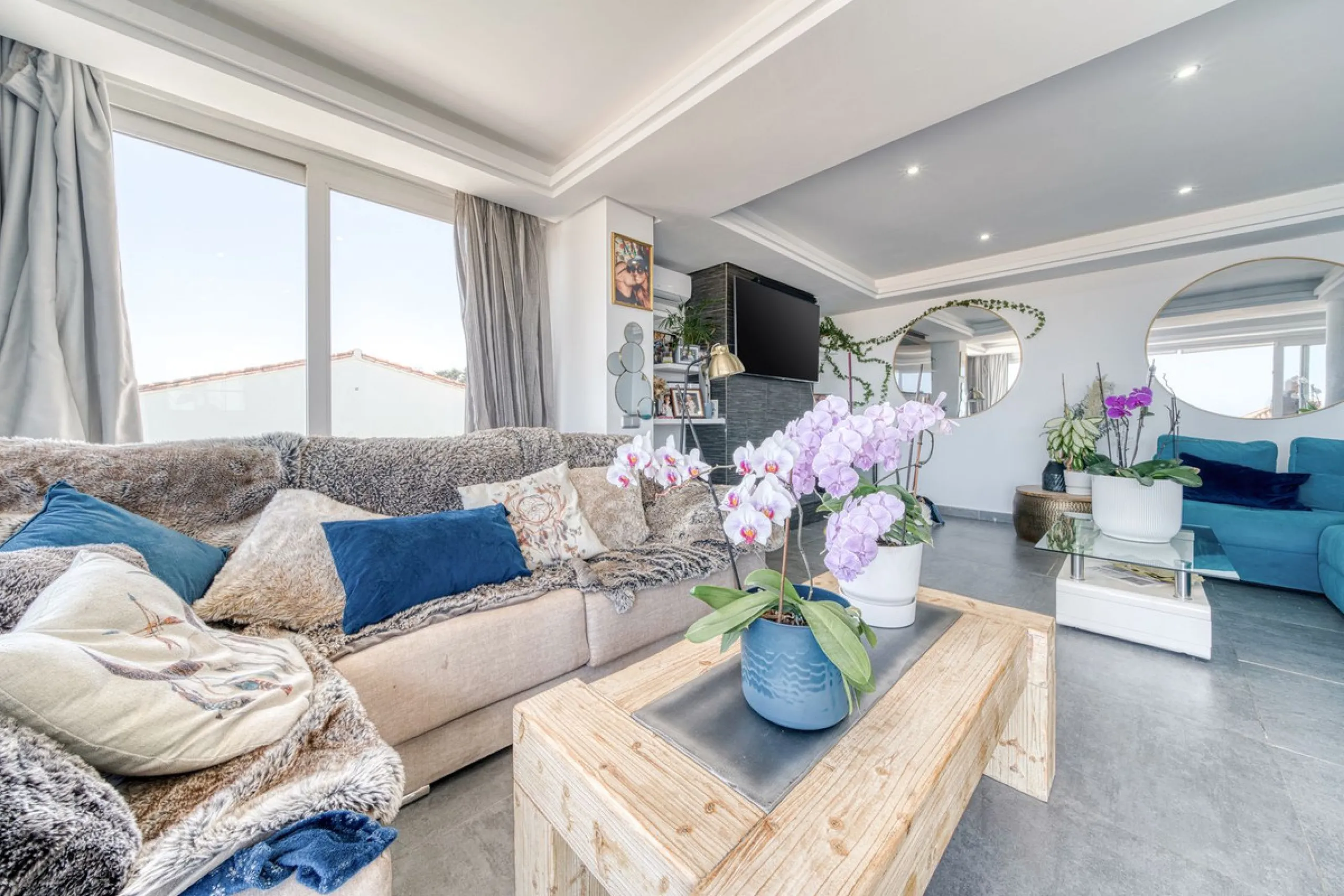 This exceptional detached villa presents a unique renovation opportunity to create a bespoke luxury residence in the beautiful area of Buenas Noches. Set just west of Estepona town and a short walk from the beach, the property combines lifestyle and inves