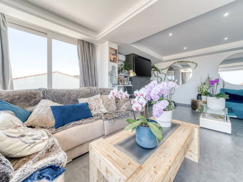 This exceptional detached villa presents a unique renovation opportunity to create a bespoke luxury residence in the beautiful area of Buenas Noches. Set just west of Estepona town and a short walk from the beach, the property combines lifestyle and inves