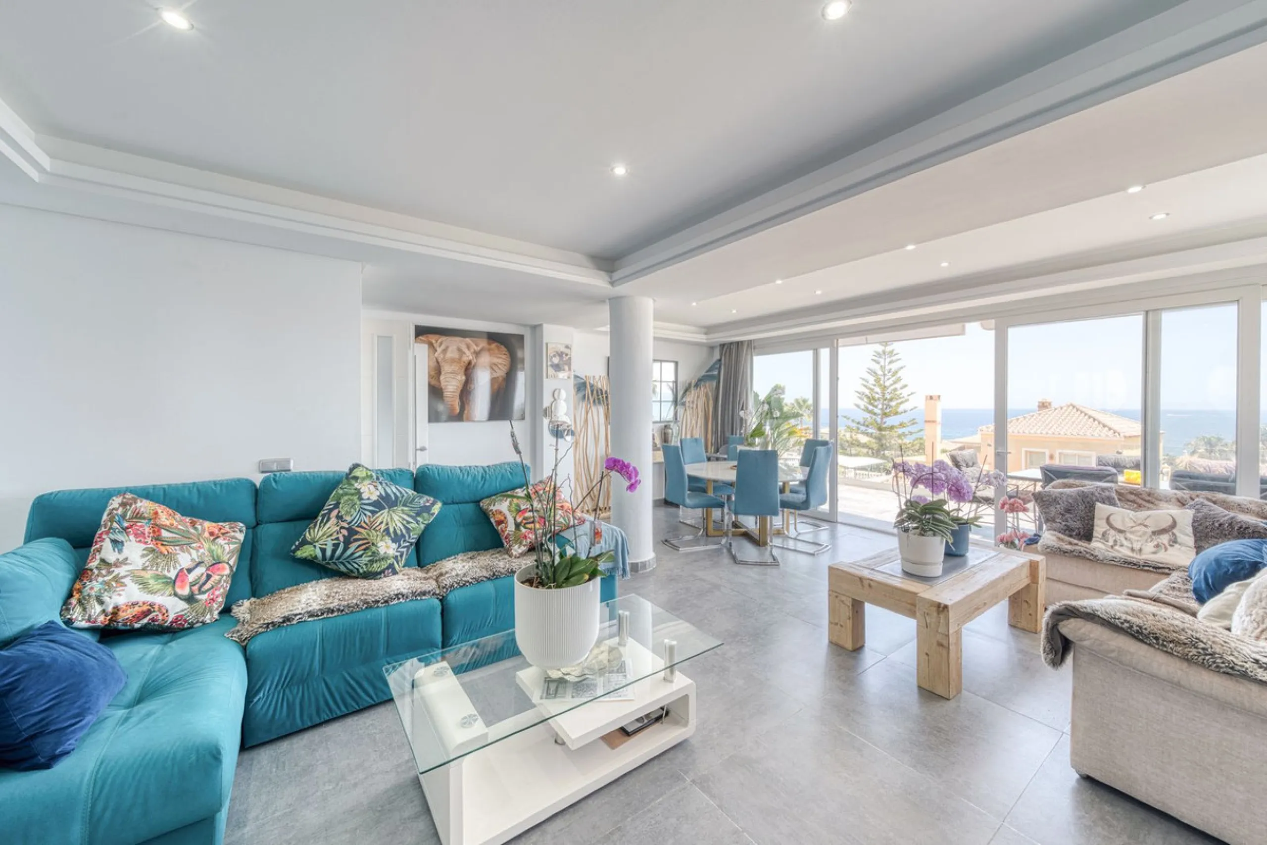 This exceptional detached villa presents a unique renovation opportunity to create a bespoke luxury residence in the beautiful area of Buenas Noches. Set just west of Estepona town and a short walk from the beach, the property combines lifestyle and inves