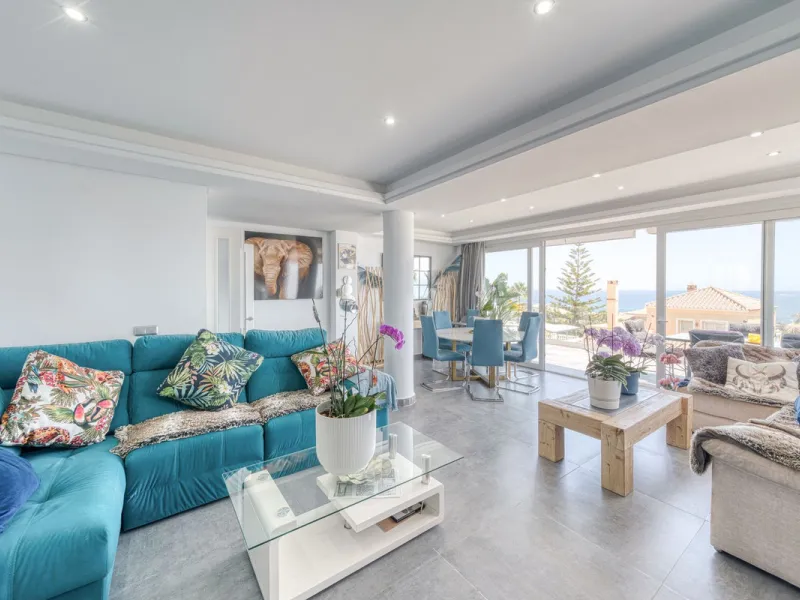This exceptional detached villa presents a unique renovation opportunity to create a bespoke luxury residence in the beautiful area of Buenas Noches. Set just west of Estepona town and a short walk from the beach, the property combines lifestyle and inves