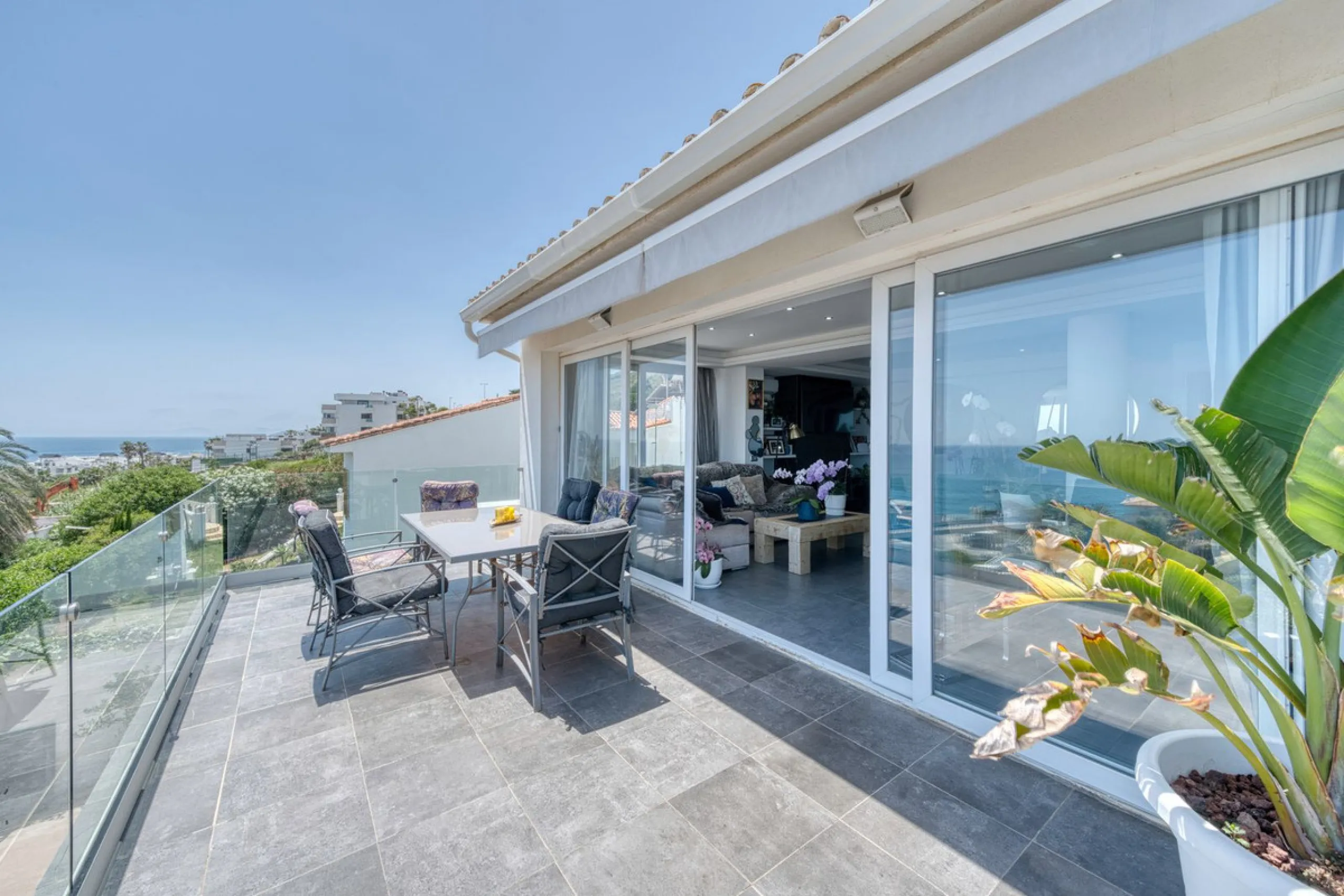 This exceptional detached villa presents a unique renovation opportunity to create a bespoke luxury residence in the beautiful area of Buenas Noches. Set just west of Estepona town and a short walk from the beach, the property combines lifestyle and inves