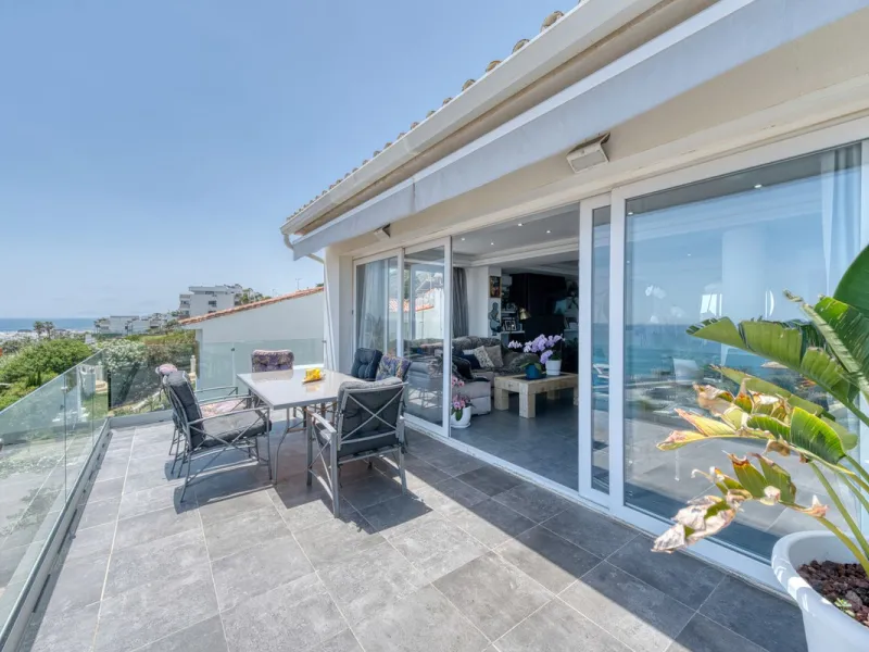 This exceptional detached villa presents a unique renovation opportunity to create a bespoke luxury residence in the beautiful area of Buenas Noches. Set just west of Estepona town and a short walk from the beach, the property combines lifestyle and inves