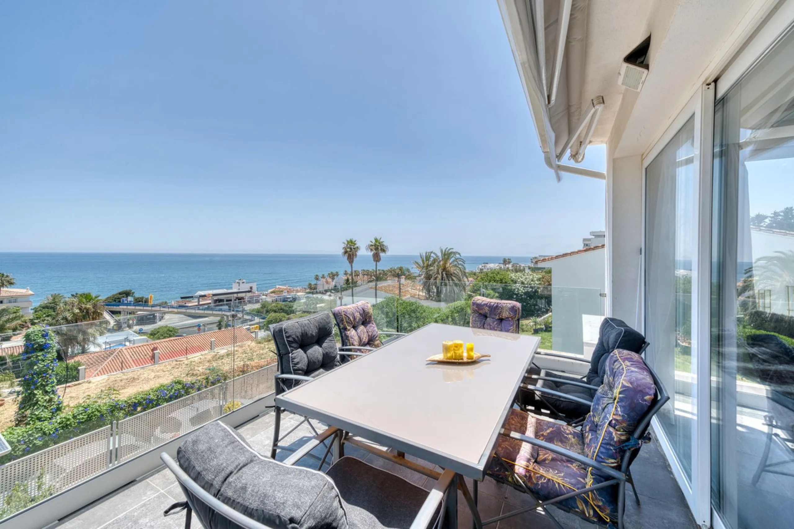 This exceptional detached villa presents a unique renovation opportunity to create a bespoke luxury residence in the beautiful area of Buenas Noches. Set just west of Estepona town and a short walk from the beach, the property combines lifestyle and inves