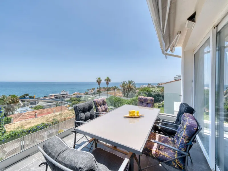 This exceptional detached villa presents a unique renovation opportunity to create a bespoke luxury residence in the beautiful area of Buenas Noches. Set just west of Estepona town and a short walk from the beach, the property combines lifestyle and inves