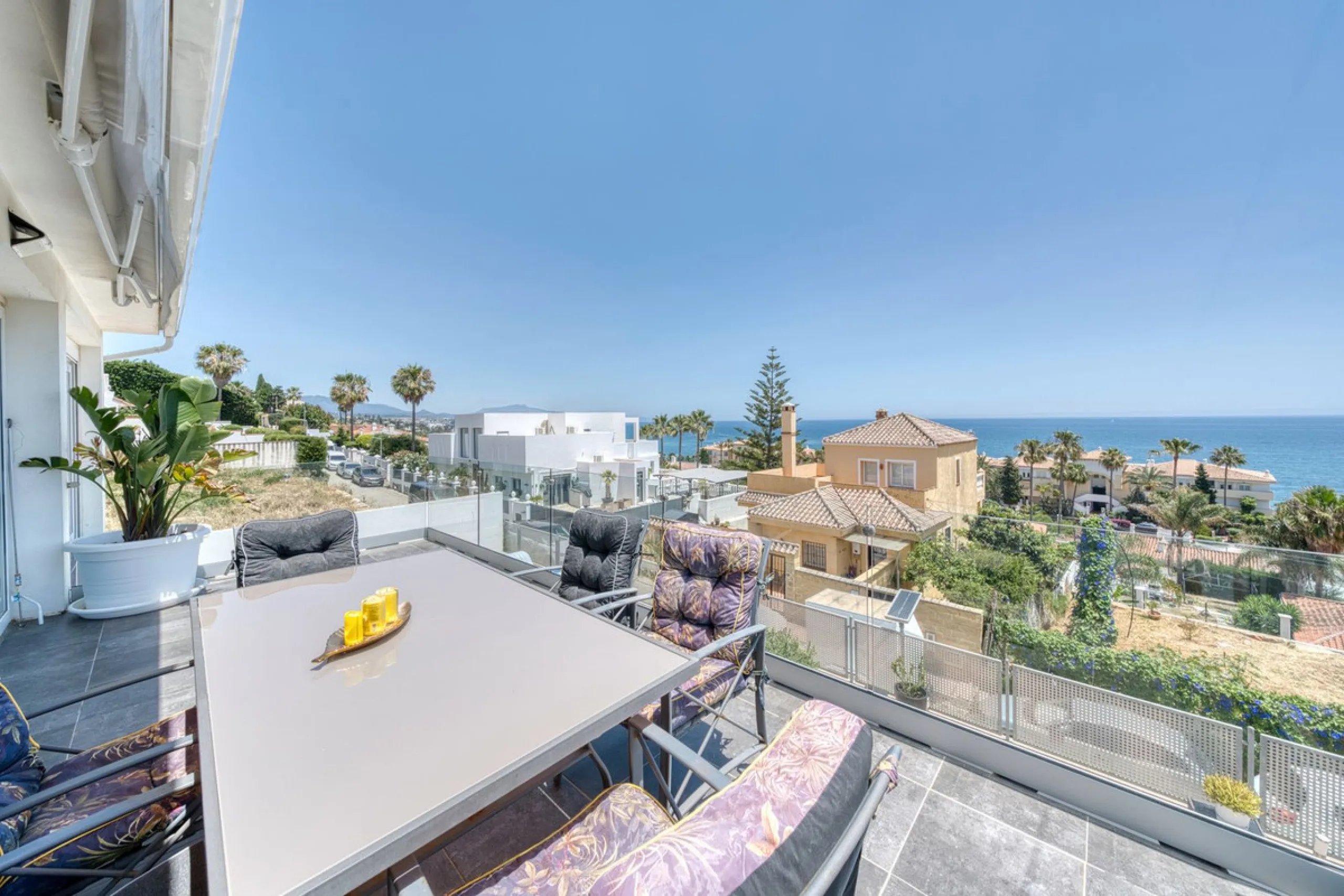 This exceptional detached villa presents a unique renovation opportunity to create a bespoke luxury residence in the beautiful area of Buenas Noches. Set just west of Estepona town and a short walk from the beach, the property combines lifestyle and inves