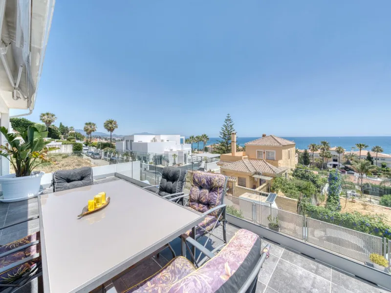 This exceptional detached villa presents a unique renovation opportunity to create a bespoke luxury residence in the beautiful area of Buenas Noches. Set just west of Estepona town and a short walk from the beach, the property combines lifestyle and inves