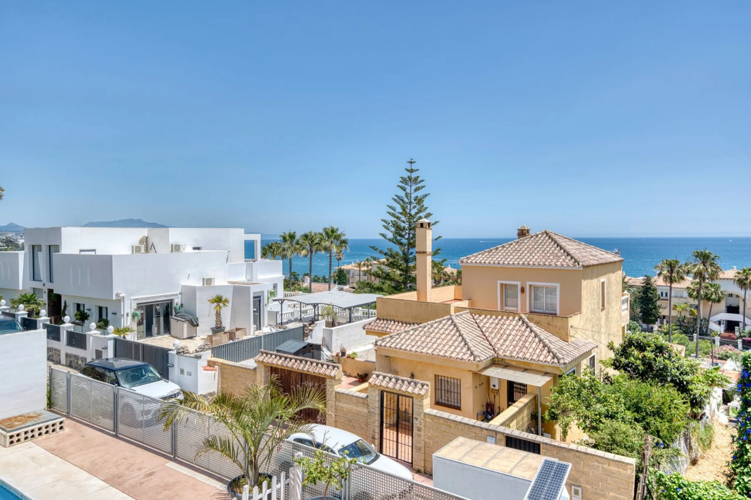 This exceptional detached villa presents a unique renovation opportunity to create a bespoke luxury residence in the beautiful area of Buenas Noches. Set just west of Estepona town and a short walk from the beach, the property combines lifestyle and inves