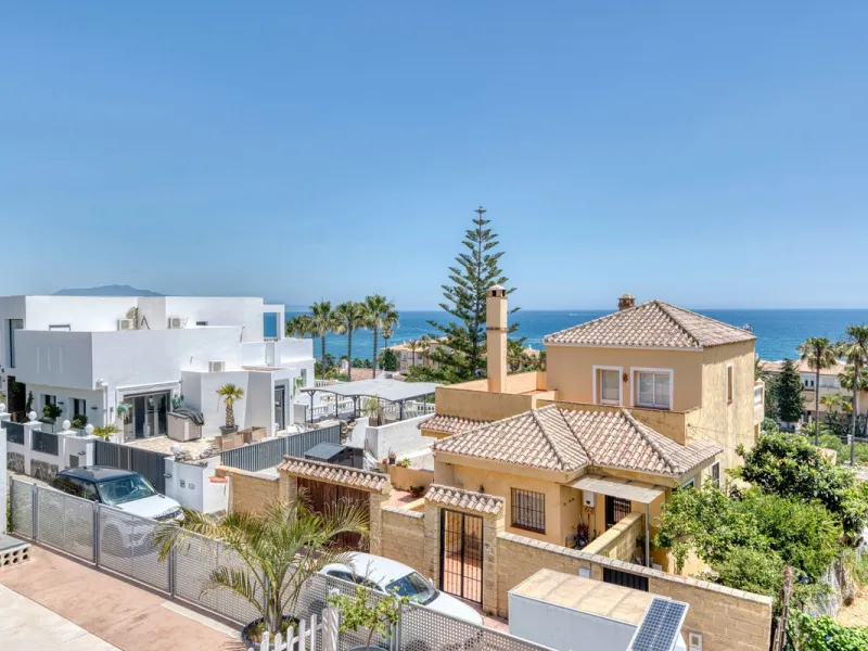 This exceptional detached villa presents a unique renovation opportunity to create a bespoke luxury residence in the beautiful area of Buenas Noches. Set just west of Estepona town and a short walk from the beach, the property combines lifestyle and inves