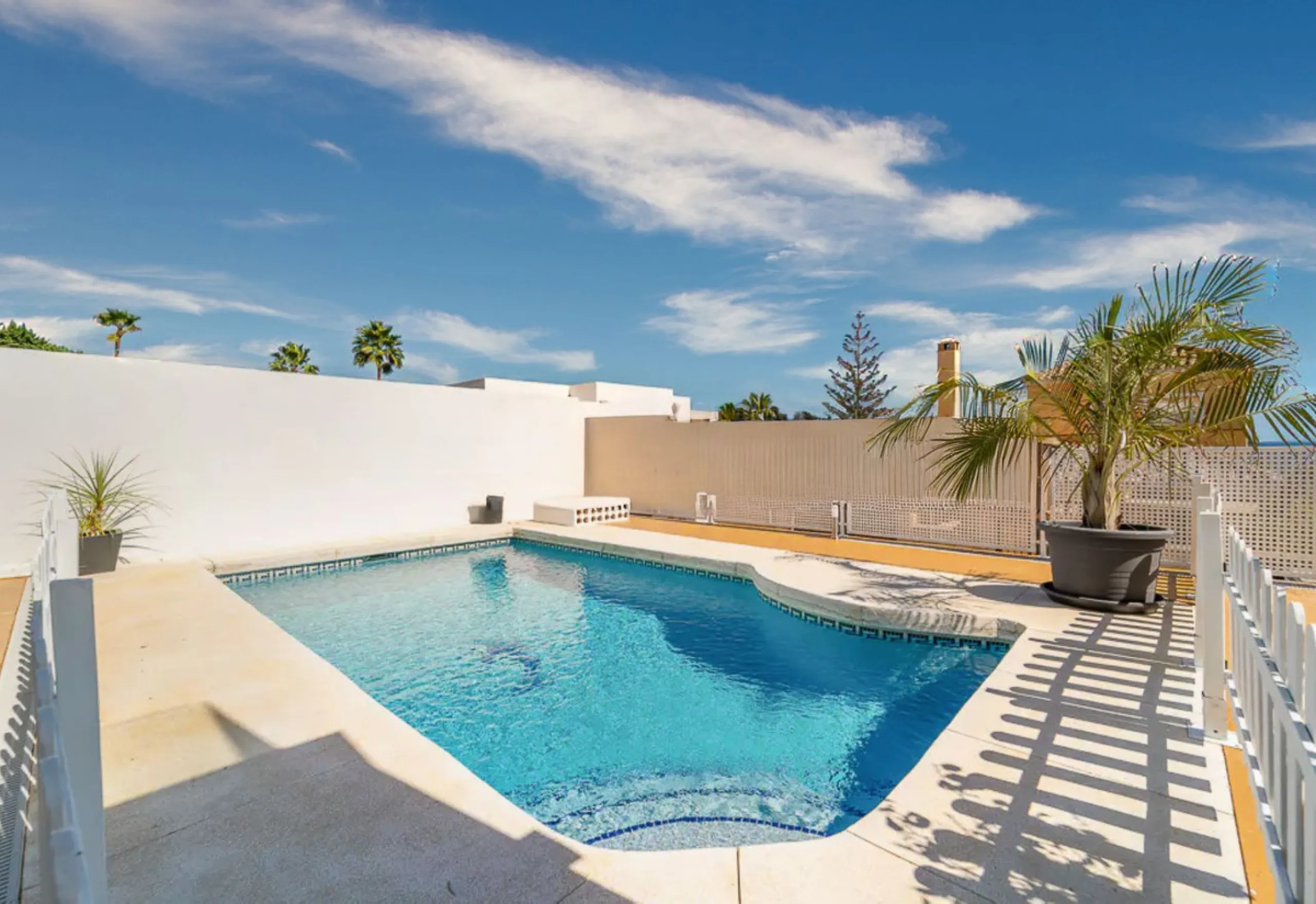 This exceptional detached villa presents a unique renovation opportunity to create a bespoke luxury residence in the beautiful area of Buenas Noches. Set just west of Estepona town and a short walk from the beach, the property combines lifestyle and inves