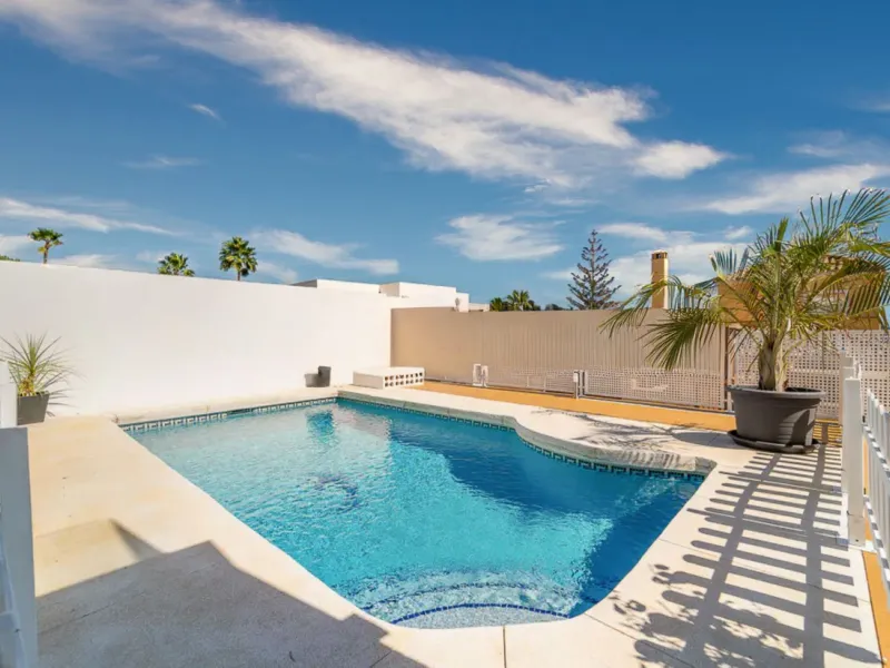 This exceptional detached villa presents a unique renovation opportunity to create a bespoke luxury residence in the beautiful area of Buenas Noches. Set just west of Estepona town and a short walk from the beach, the property combines lifestyle and inves