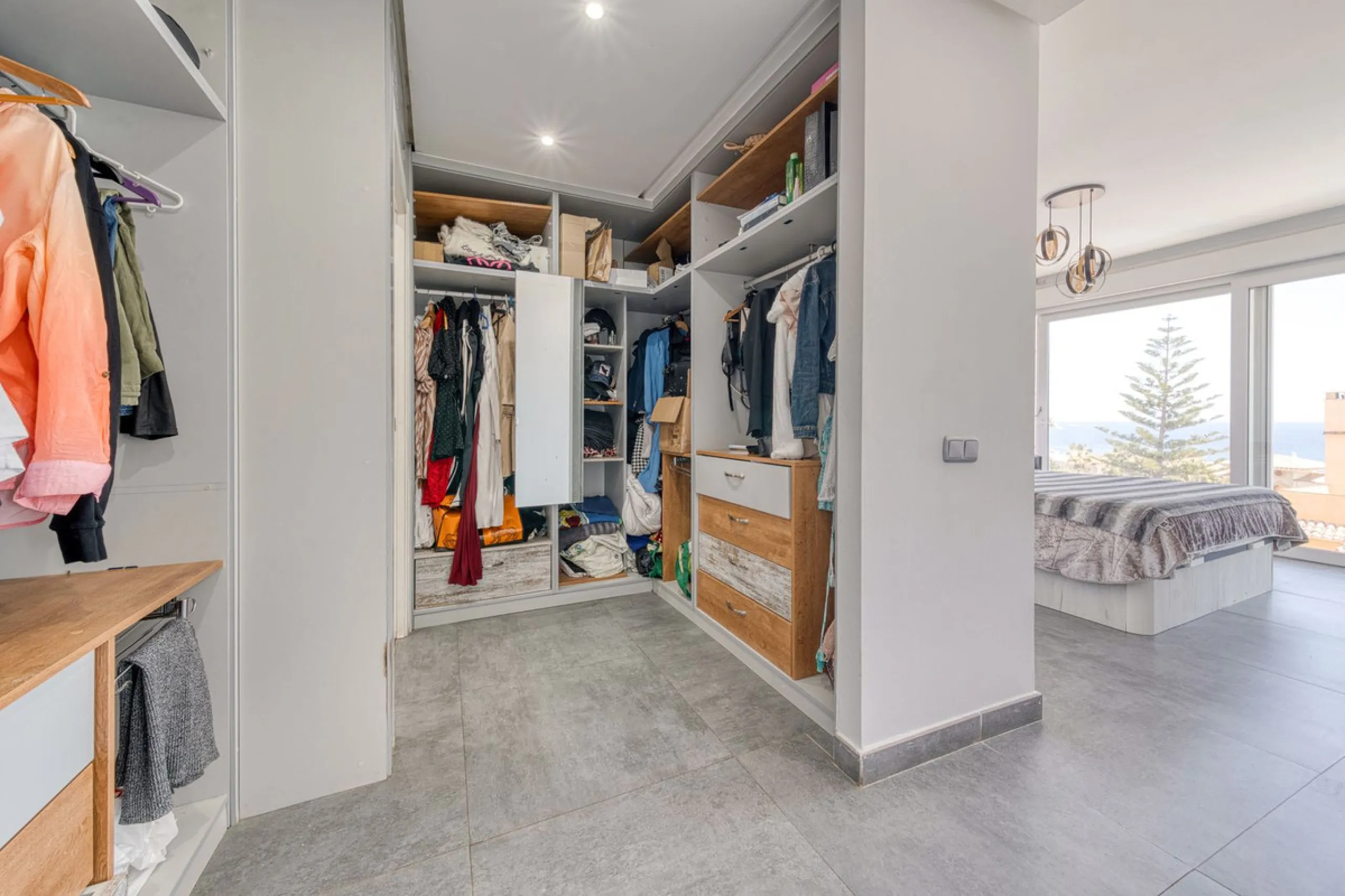This exceptional detached villa presents a unique renovation opportunity to create a bespoke luxury residence in the beautiful area of Buenas Noches. Set just west of Estepona town and a short walk from the beach, the property combines lifestyle and inves