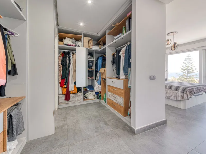 This exceptional detached villa presents a unique renovation opportunity to create a bespoke luxury residence in the beautiful area of Buenas Noches. Set just west of Estepona town and a short walk from the beach, the property combines lifestyle and inves