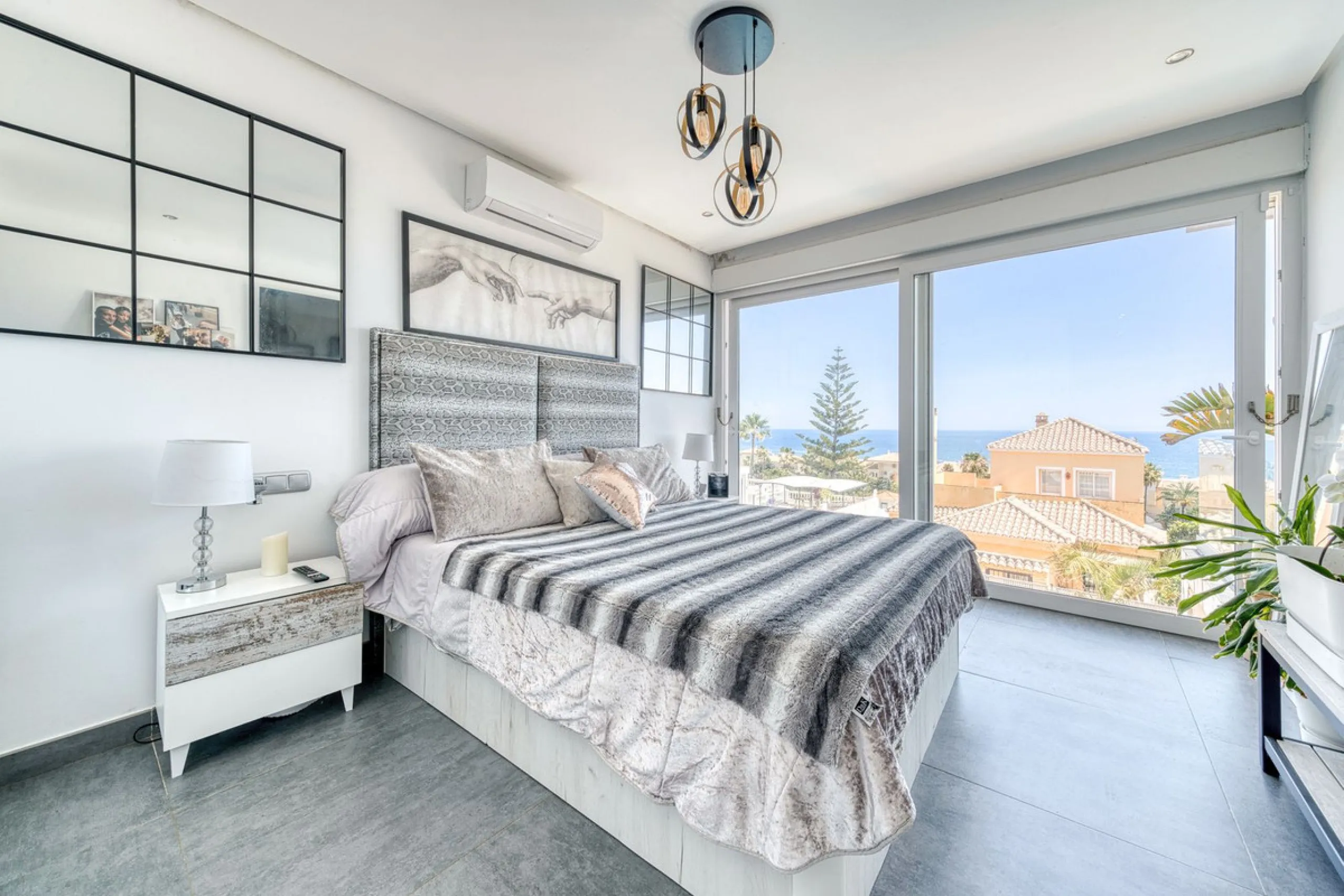 This exceptional detached villa presents a unique renovation opportunity to create a bespoke luxury residence in the beautiful area of Buenas Noches. Set just west of Estepona town and a short walk from the beach, the property combines lifestyle and inves