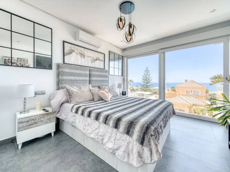 This exceptional detached villa presents a unique renovation opportunity to create a bespoke luxury residence in the beautiful area of Buenas Noches. Set just west of Estepona town and a short walk from the beach, the property combines lifestyle and inves