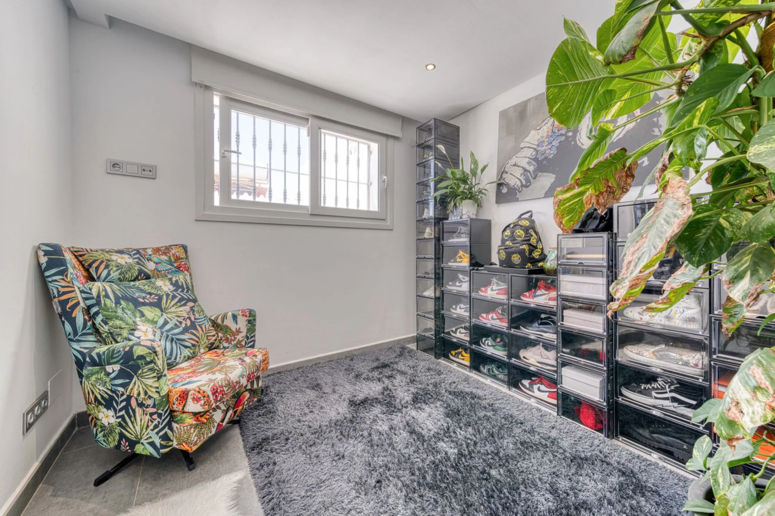 This exceptional detached villa presents a unique renovation opportunity to create a bespoke luxury residence in the beautiful area of Buenas Noches. Set just west of Estepona town and a short walk from the beach, the property combines lifestyle and inves