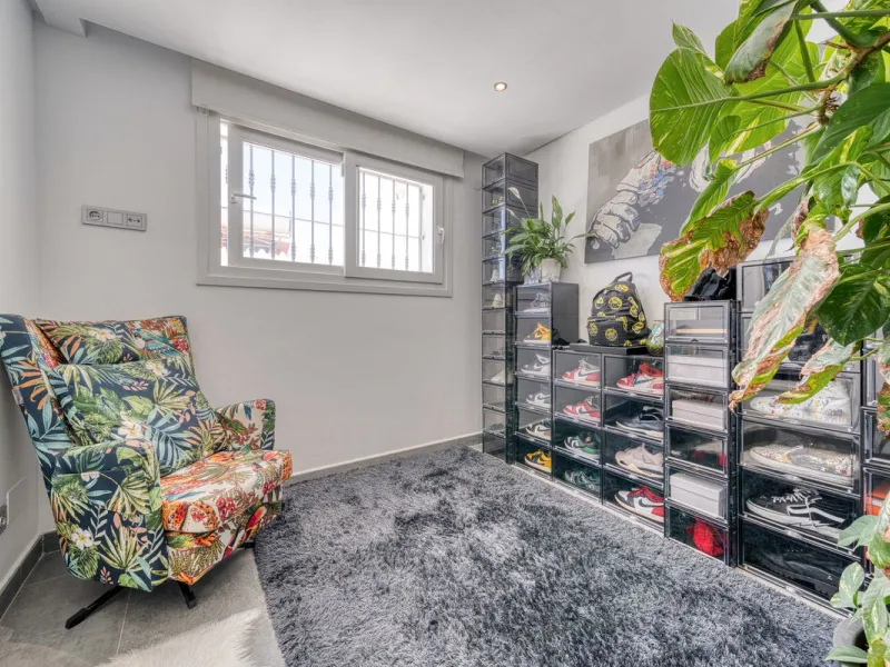 This exceptional detached villa presents a unique renovation opportunity to create a bespoke luxury residence in the beautiful area of Buenas Noches. Set just west of Estepona town and a short walk from the beach, the property combines lifestyle and inves