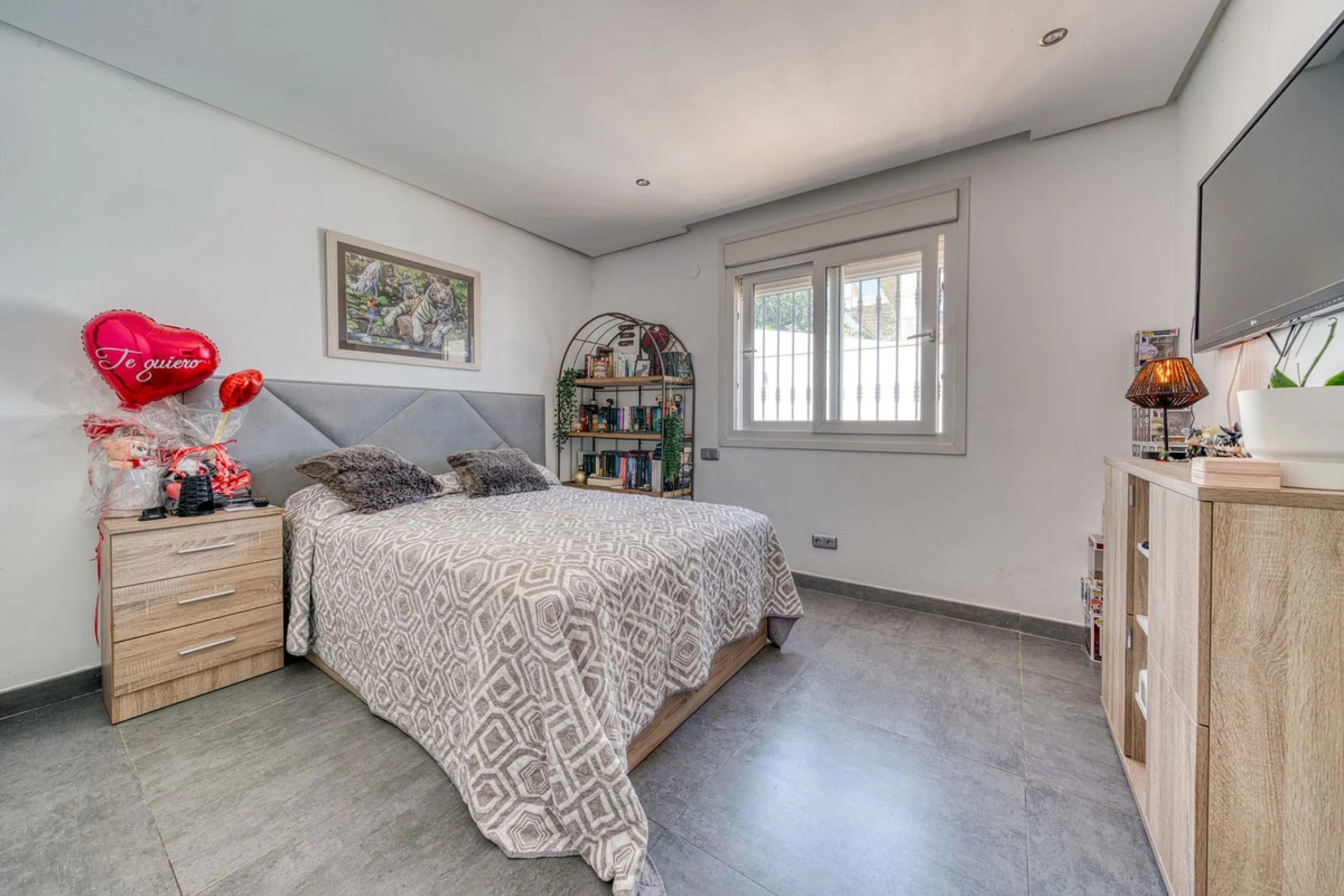 This exceptional detached villa presents a unique renovation opportunity to create a bespoke luxury residence in the beautiful area of Buenas Noches. Set just west of Estepona town and a short walk from the beach, the property combines lifestyle and inves