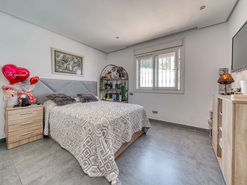 This exceptional detached villa presents a unique renovation opportunity to create a bespoke luxury residence in the beautiful area of Buenas Noches. Set just west of Estepona town and a short walk from the beach, the property combines lifestyle and inves