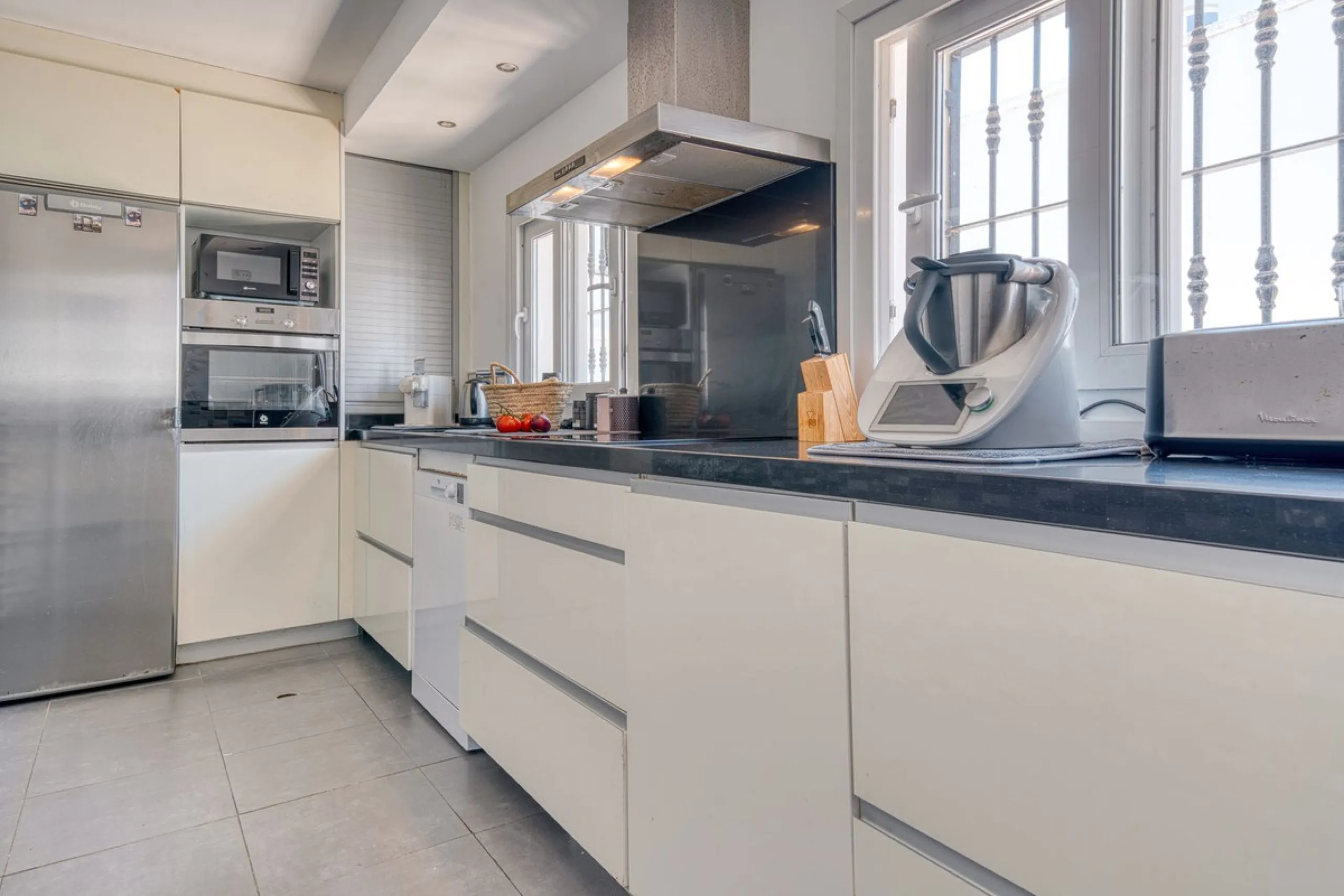 This exceptional detached villa presents a unique renovation opportunity to create a bespoke luxury residence in the beautiful area of Buenas Noches. Set just west of Estepona town and a short walk from the beach, the property combines lifestyle and inves