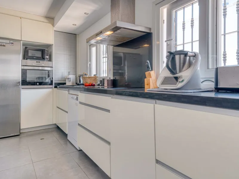 This exceptional detached villa presents a unique renovation opportunity to create a bespoke luxury residence in the beautiful area of Buenas Noches. Set just west of Estepona town and a short walk from the beach, the property combines lifestyle and inves