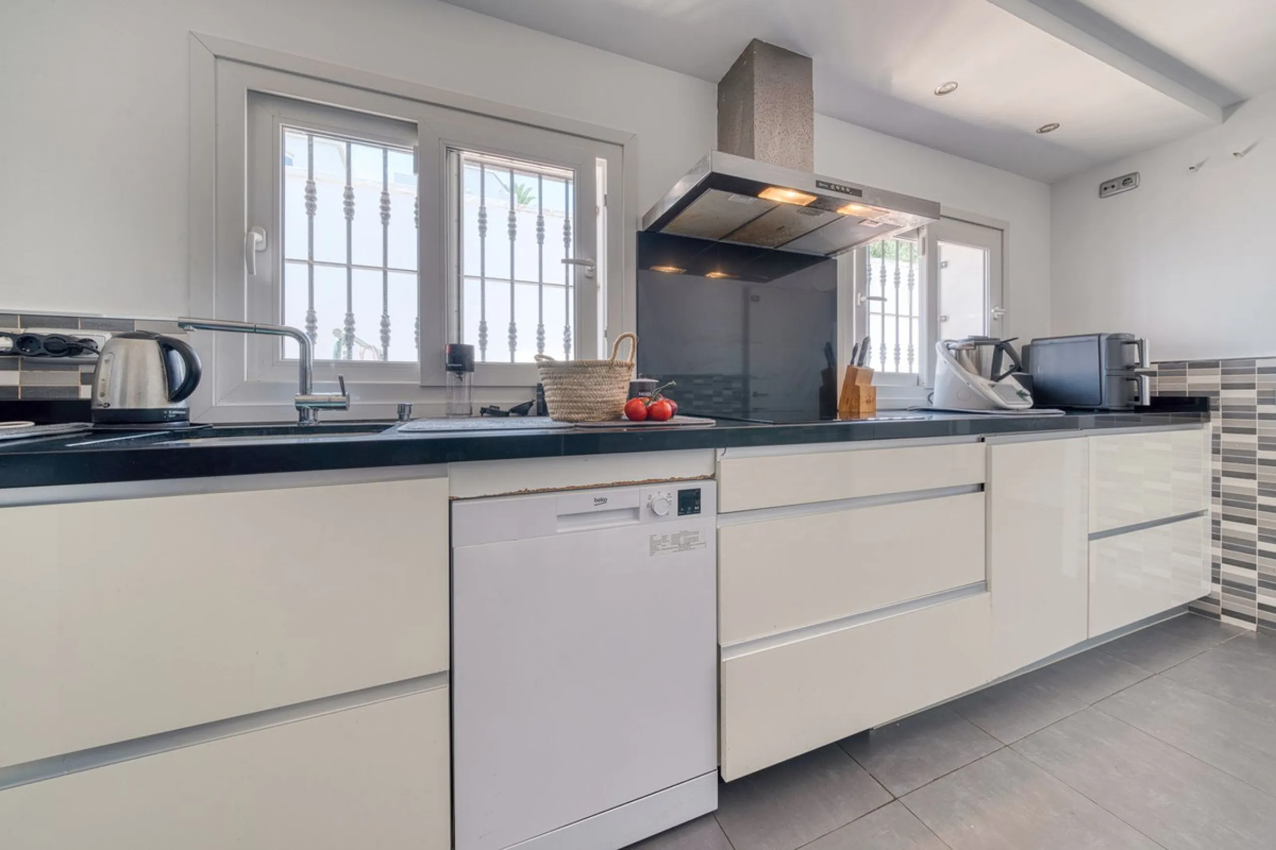 This exceptional detached villa presents a unique renovation opportunity to create a bespoke luxury residence in the beautiful area of Buenas Noches. Set just west of Estepona town and a short walk from the beach, the property combines lifestyle and inves
