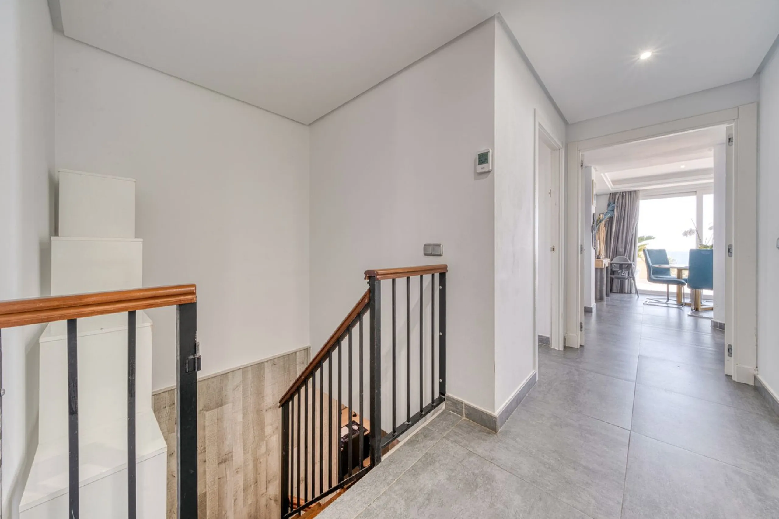 This exceptional detached villa presents a unique renovation opportunity to create a bespoke luxury residence in the beautiful area of Buenas Noches. Set just west of Estepona town and a short walk from the beach, the property combines lifestyle and inves