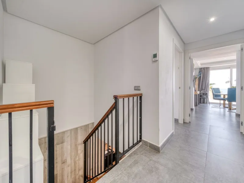 This exceptional detached villa presents a unique renovation opportunity to create a bespoke luxury residence in the beautiful area of Buenas Noches. Set just west of Estepona town and a short walk from the beach, the property combines lifestyle and inves