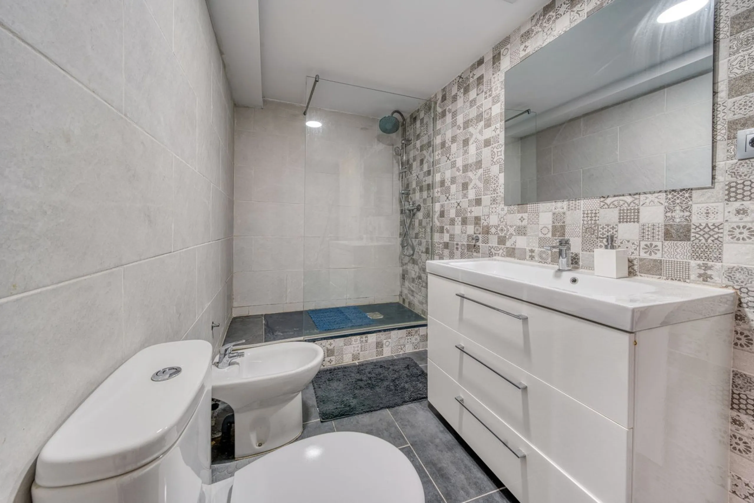 This exceptional detached villa presents a unique renovation opportunity to create a bespoke luxury residence in the beautiful area of Buenas Noches. Set just west of Estepona town and a short walk from the beach, the property combines lifestyle and inves