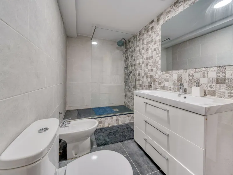 This exceptional detached villa presents a unique renovation opportunity to create a bespoke luxury residence in the beautiful area of Buenas Noches. Set just west of Estepona town and a short walk from the beach, the property combines lifestyle and inves