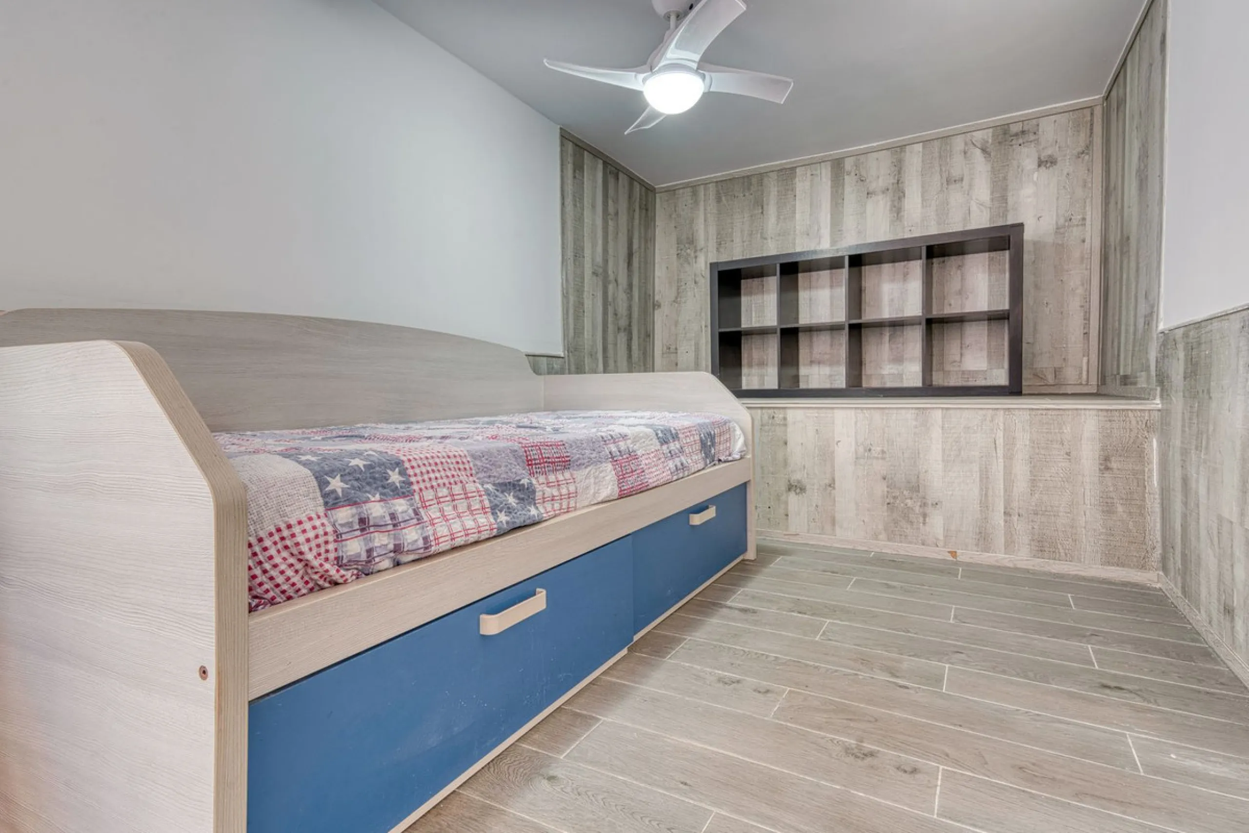 This exceptional detached villa presents a unique renovation opportunity to create a bespoke luxury residence in the beautiful area of Buenas Noches. Set just west of Estepona town and a short walk from the beach, the property combines lifestyle and inves